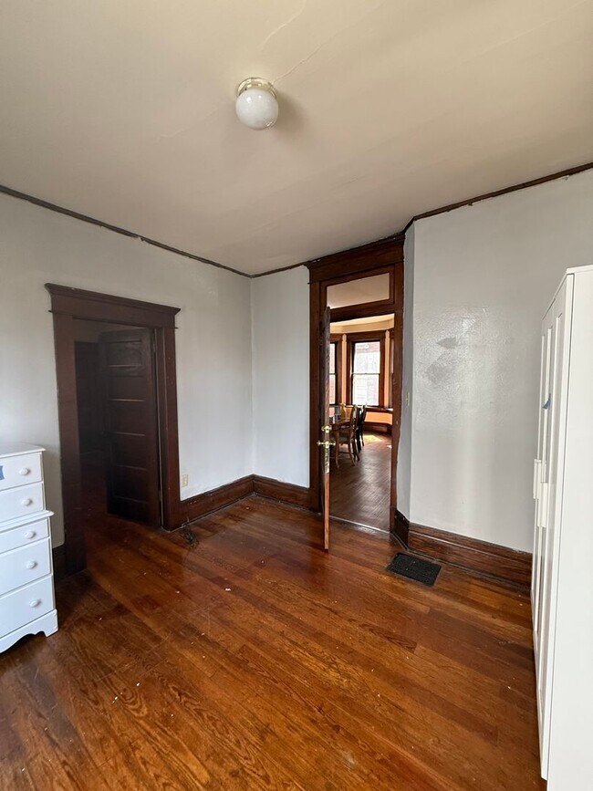 Building Photo - Large 7 bedroom, 2 bath home.