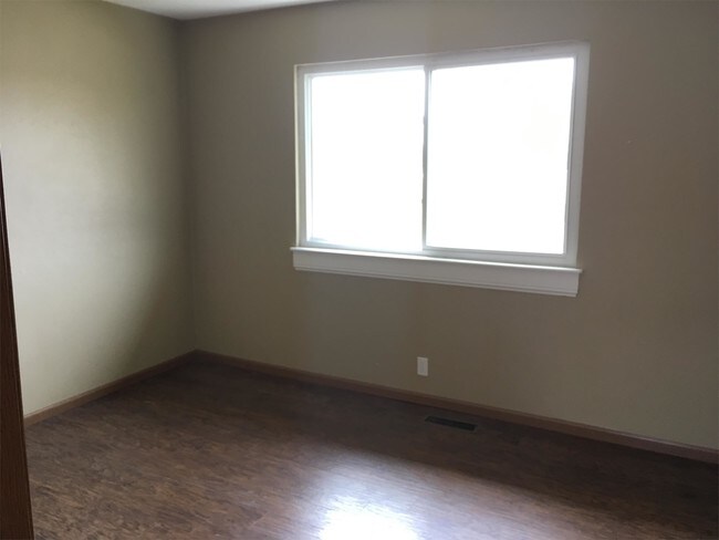 Building Photo - 304 Biggs Dr