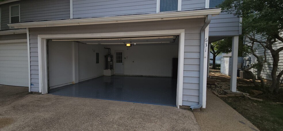 Garage - 631 Cimarron Trl