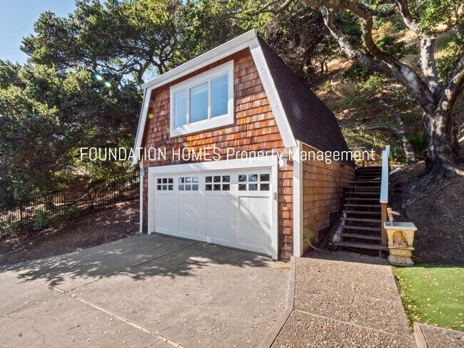 Building Photo - Upper Country Club Estate with Sweeping Vi...