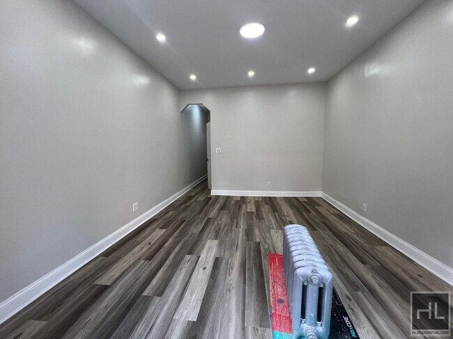 Building Photo - Spacious 3-Bedroom + Bonus Room in Ditmas ...