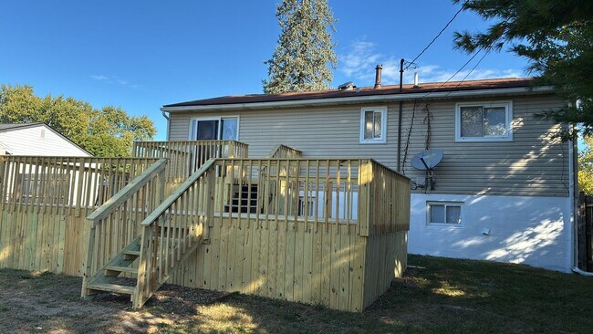 Building Photo - Home with Updated Kitchen and Clean, Moder...