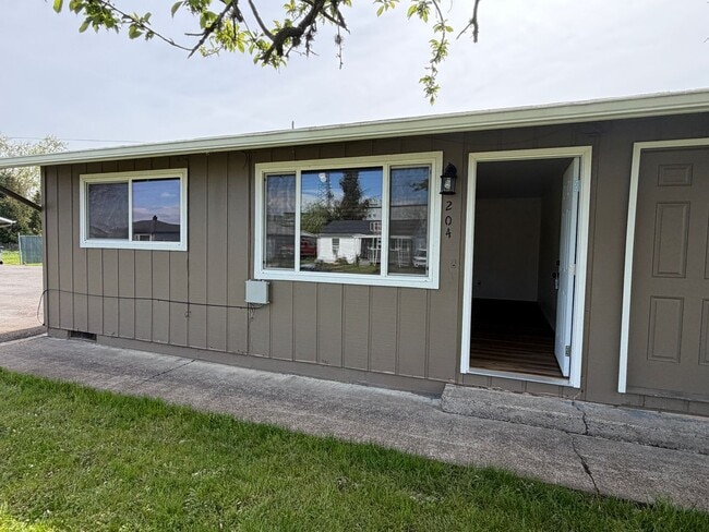 Building Photo - 2 Bedroom 1 Bath 3plex