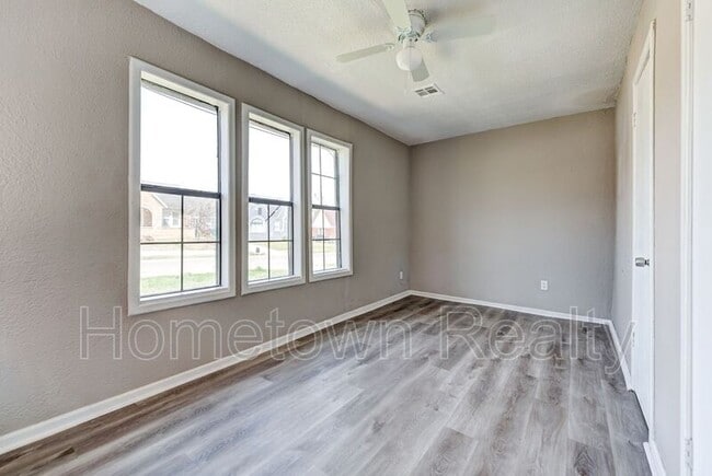 Building Photo - 2120 N Glen Ellyn St