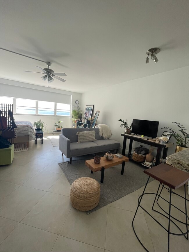 Building Photo - 999 Brickell Bay Dr