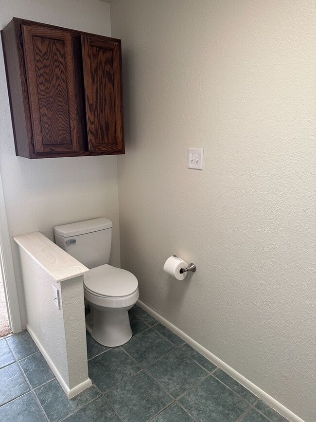 Building Photo - Updated Townhome