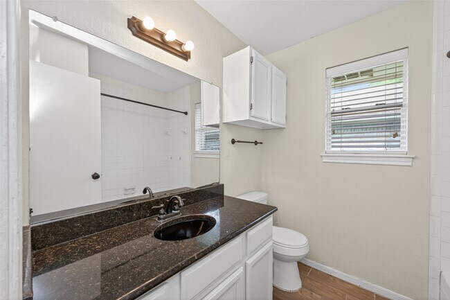 Building Photo - 2502 Old Oak Ln