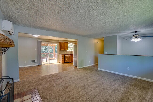 Building Photo - THREE BEDROOM NEAR LENA PARK
