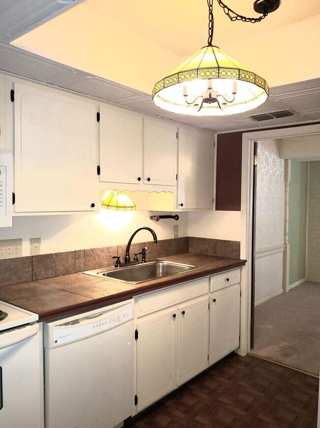 Building Photo - Vaughn Rd Convenient!