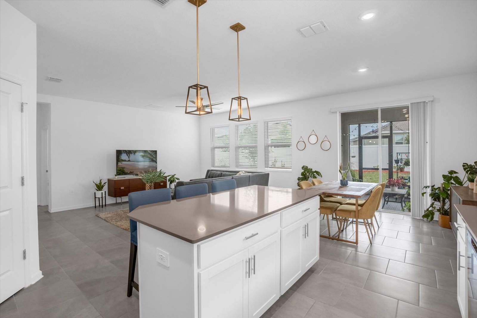 Building Photo - 1820 Church Lake St