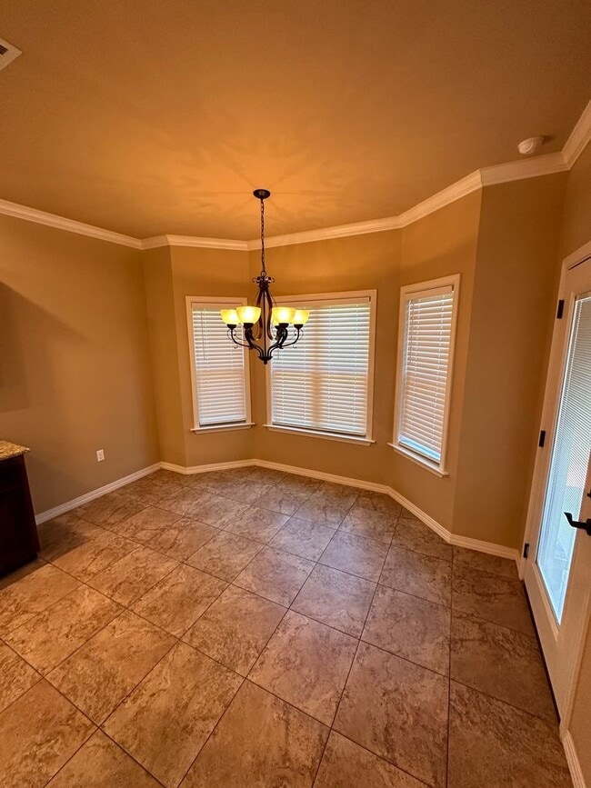 Building Photo - 1010 S Vancouver Ave