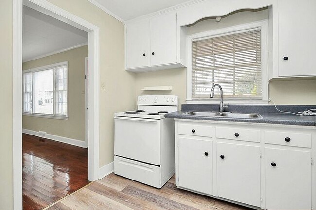 Building Photo - Charming 2BD/1BA Duplex