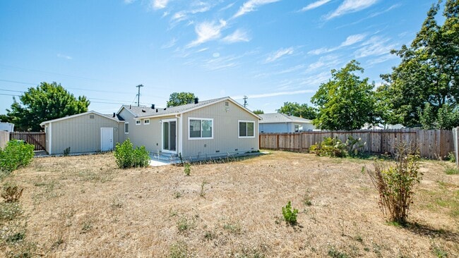 Building Photo - For Rent: Beautifully Updated 3-Bedroom Ho...
