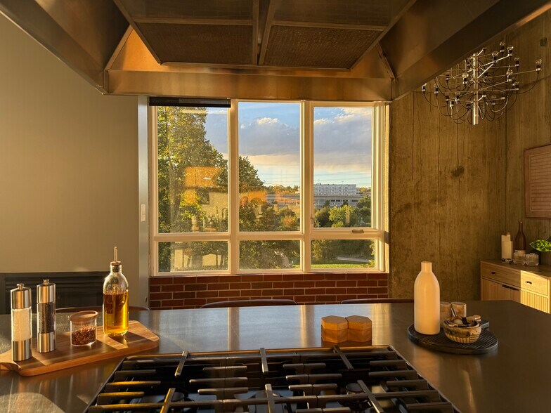 Building Photo - 2000 Little Raven St