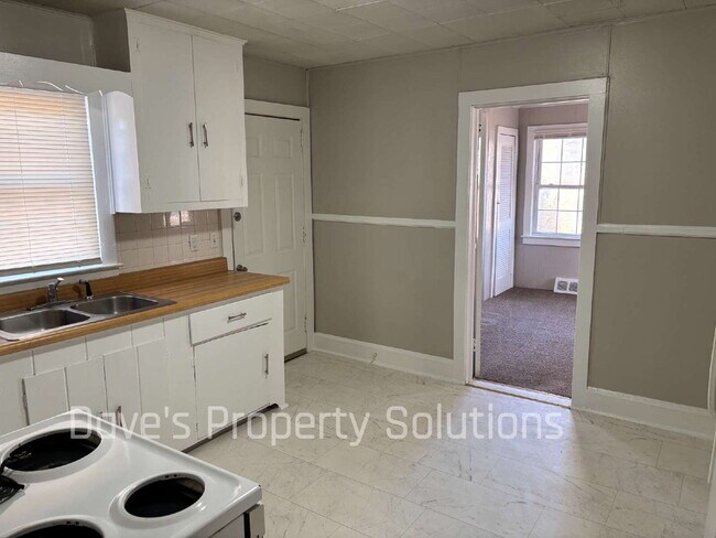 Building Photo - Recently Refreshed 3BR Home with Large Fenced Backyard