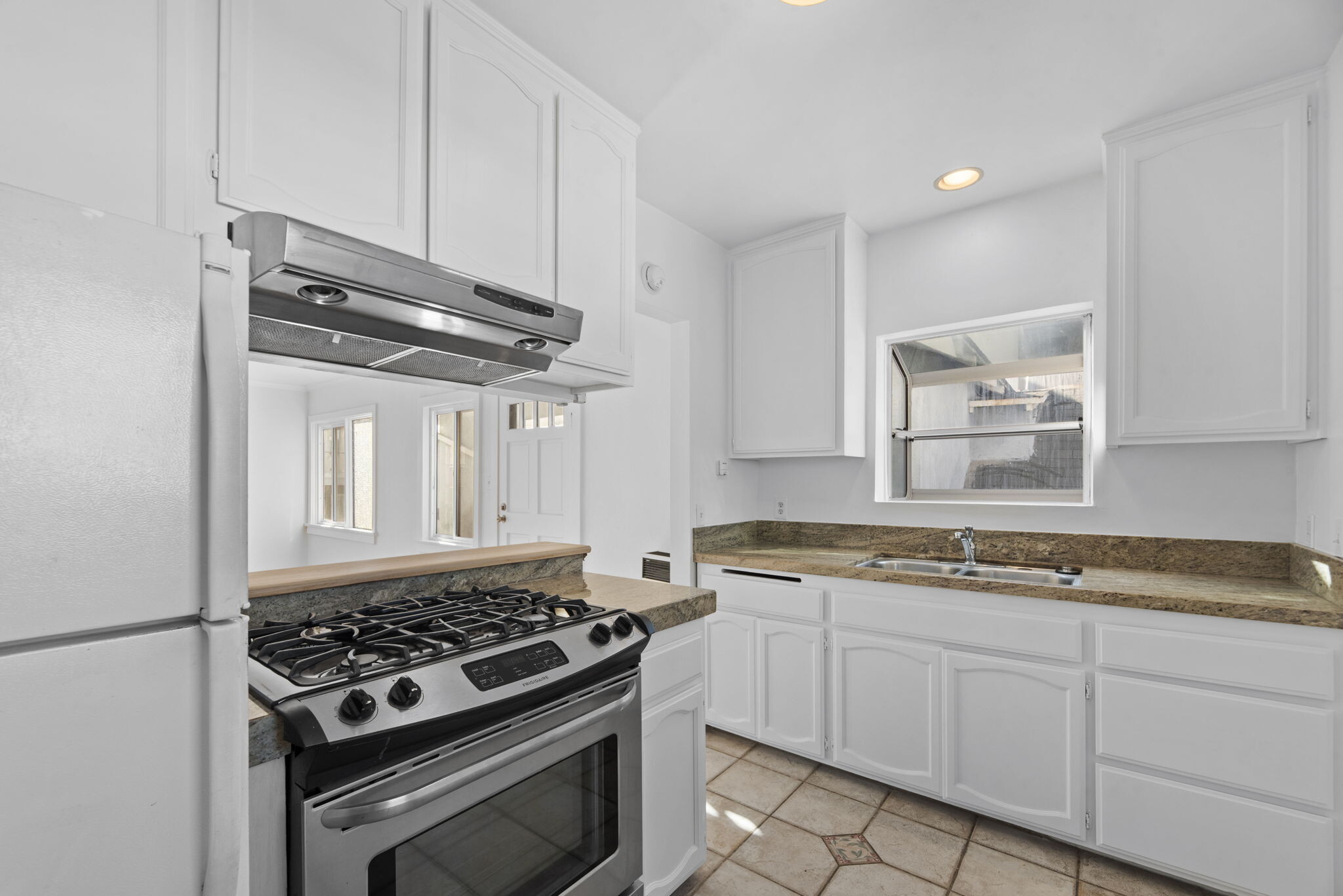 Building Photo - 303 28th St