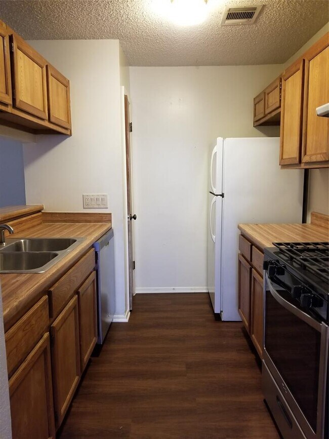 Building Photo - 740 Simonetti Dr