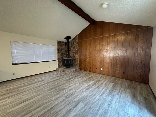 Building Photo - 3 Bedroom 2 Bathroom Home with Yard