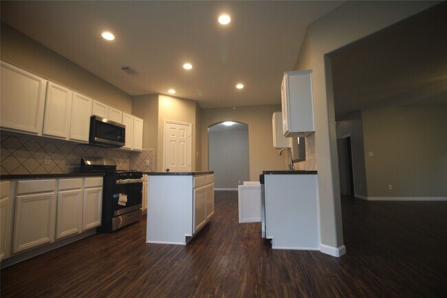 Building Photo - 16730 Town Glade Dr