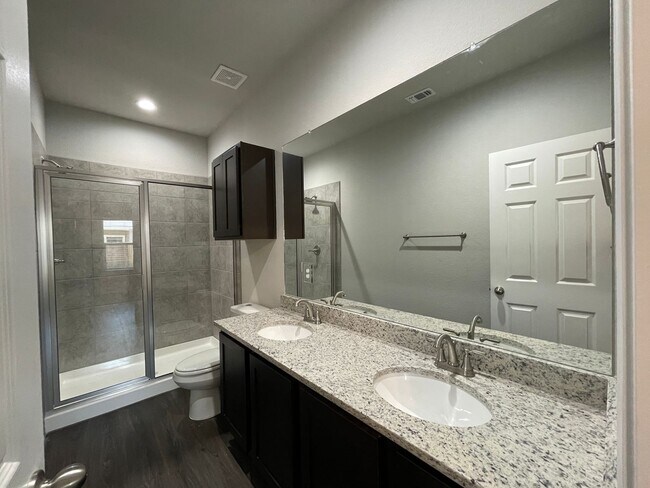 Building Photo - TOWNHOME FOR RENT