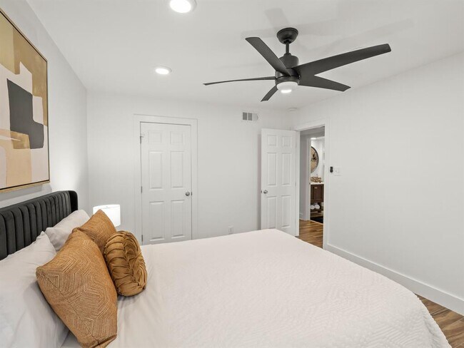 Building Photo - 5820 Berkman Dr