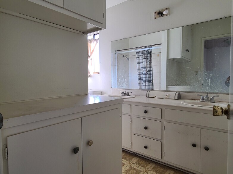 Building Photo - 318 N Nicholson Ave