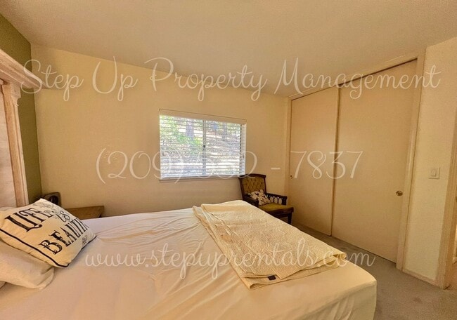 Building Photo - Charming 3-Bedroom Retreat in Gated Grovel...