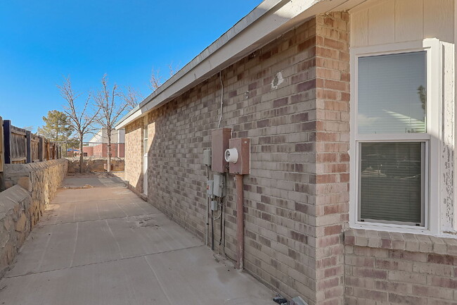 Building Photo - "Charming 3-Bedroom Home in El Paso with Spacious Living Areas – 1251 Sq Ft of Comfort!"