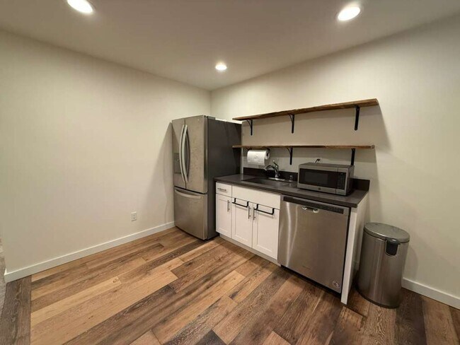 Building Photo - Stunning 4 Bed 3 Bathroom Home!