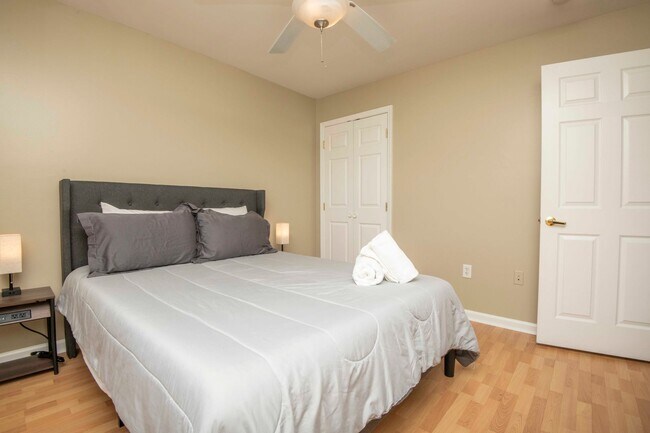 Building Photo - Knoxville 37916 - 3 bedroom, 2 bath condo in UT area, Short term rental considered @ $3400 a mont...