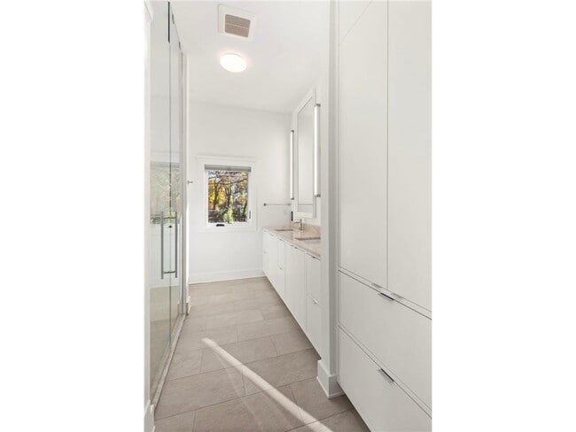 Building Photo - 2700 W Lake of the Isles Pkwy