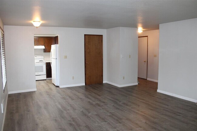 Building Photo - 2 Bedroom, 1 Bathroom Duplex!!!!