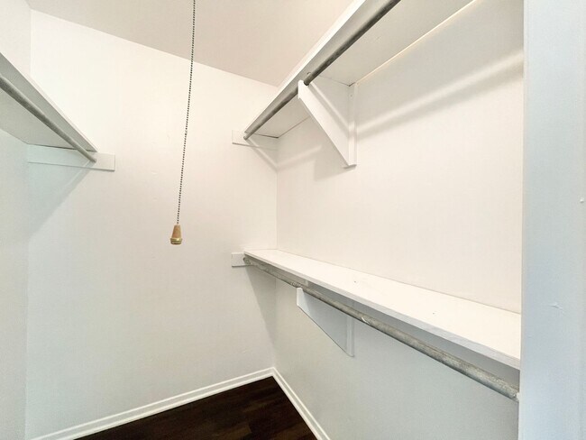 Building Photo - Gorgeous 3/2 recently renovated in homey neighborhood