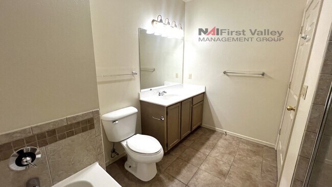Building Photo - 2 Bedrooms, 2 Baths