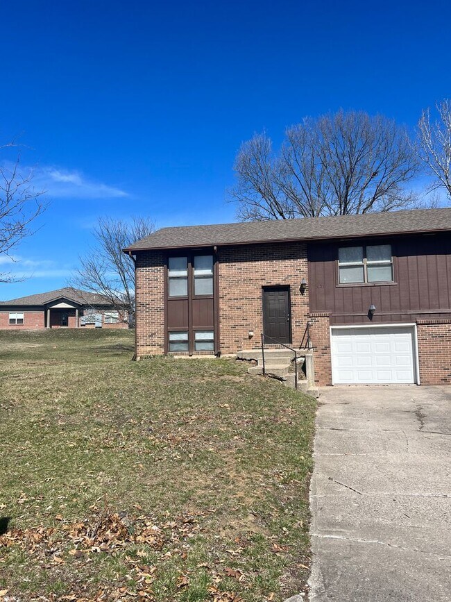 Building Photo - 429-431 Maple Grove Way