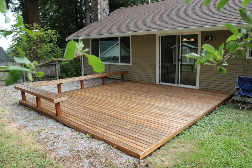 Secluded back yard with deck - 2549 Yew Street Rd