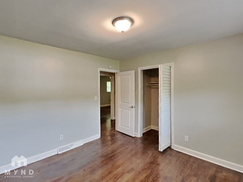 Building Photo - 5201 Pinebrook Dr
