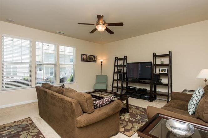 Familyroom - 725 Garden Square Ln