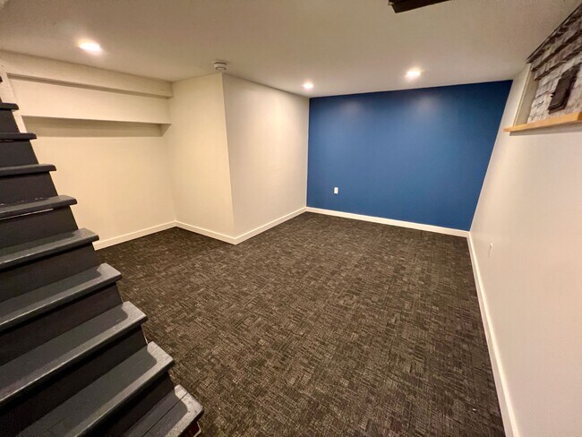 Building Photo - 306 NE 44th ST