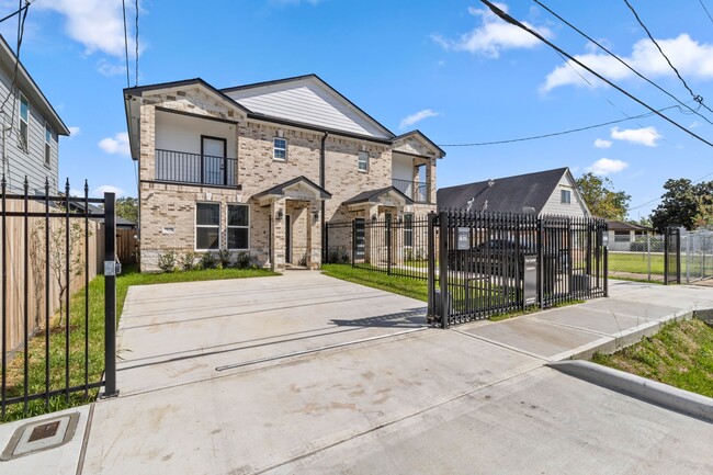 Building Photo - 7925 Colonial Ln