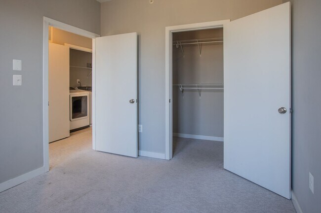 Building Photo - Gorgeous 4 BR/3.5 BA EOG Townhome in Silve...