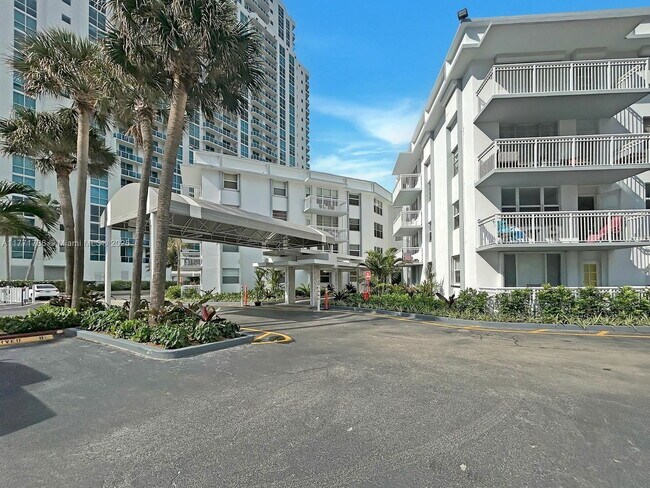 Building Photo - 1913 S Ocean Dr