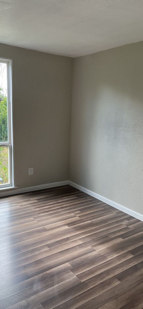 Building Photo - 4 Bedroom, 2 Bathroom Home w/ Bonus Room