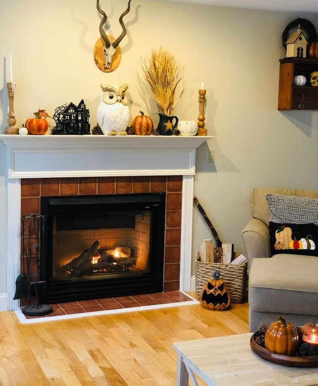 Building Photo - Sublet available now to May. Stunning 5 be...