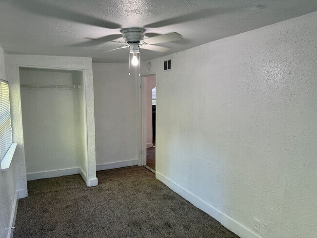 Building Photo - 3/1 Located in South St. Pete!