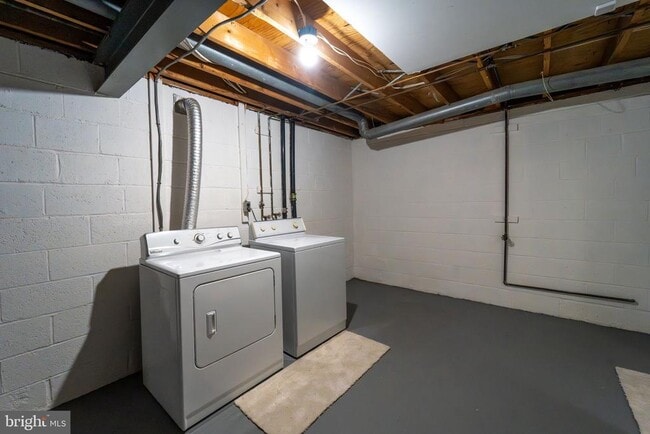 Building Photo - 2055 Pilgrim Dr