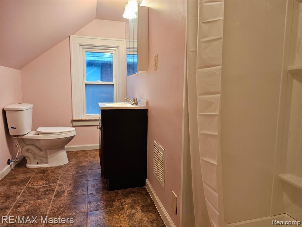 Clean, updated bath - 437 N Monroe St