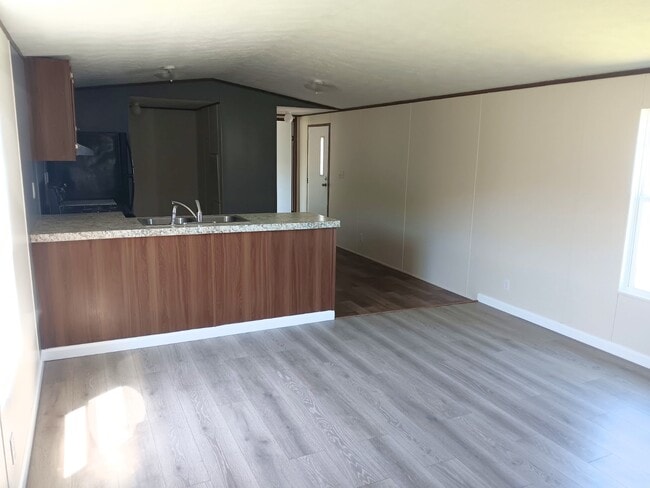 Building Photo - 570 Banjo Way