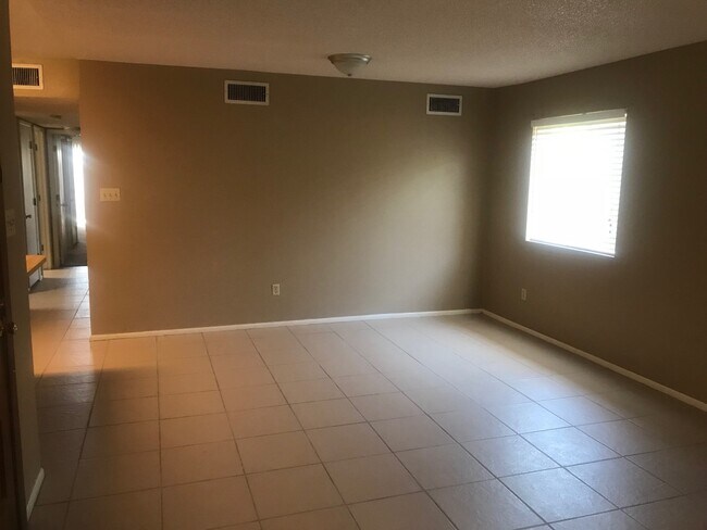 Building Photo - Centrally located 3 bedroom condo