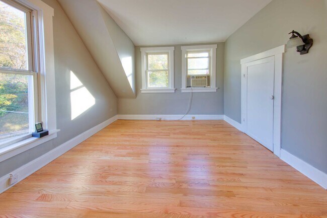 Building Photo - This classic 3 bedroom 2 bath Webster home features a front porch, large deck off the kitchen for...